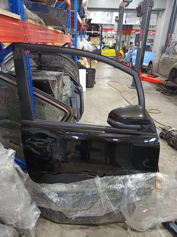 Toyota Noah ZWR80W Front Right Door Assembly